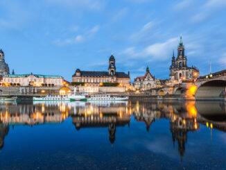 Dresden bei Nacht, Deutschland während der blauen Stunde der Dämmerung.