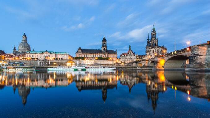 Dresden bei Nacht, Deutschland während der blauen Stunde der Dämmerung.