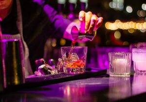 Barkeeper schenkt Drink im Nachtclub ein