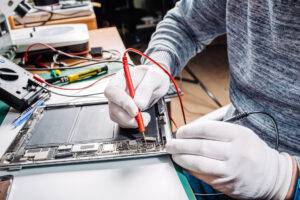Hände eines Service-Arbeiter reparieren modernen Tablet-Computer