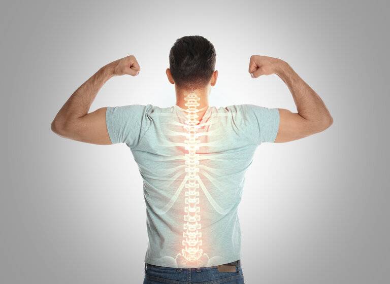 Mann mit gesundem Rücken auf hellem Hintergrund. Wirbelsäule Schmerzen Prävention