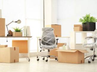 Umzugskisten und Möbel im neuen Büro