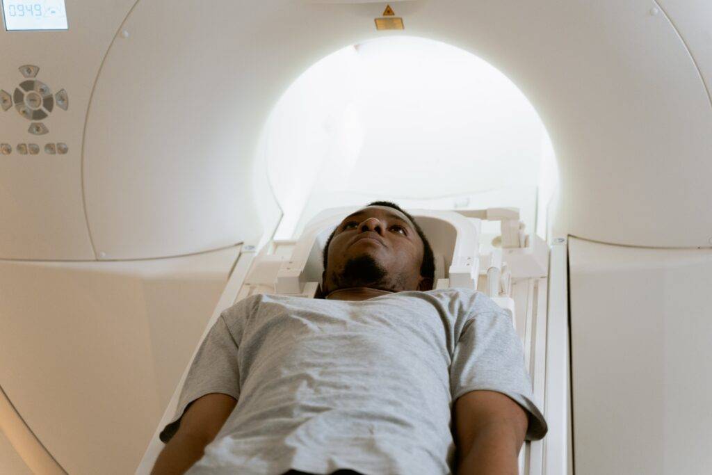 Ein Mann in einer MRT Untersuchung