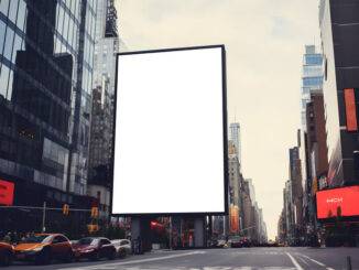 Plakatwand, Schaukasten oder Leuchtkasten in Stadt, Straße, Werbung kommerziell, Branding und Marketing-Konzept
