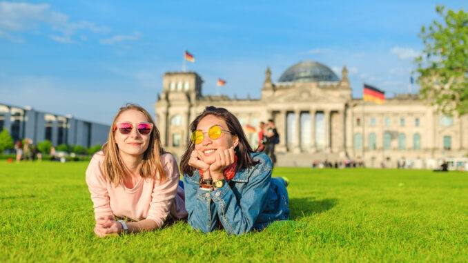 Zwei Mädchen auf einer Wiese in Berlin