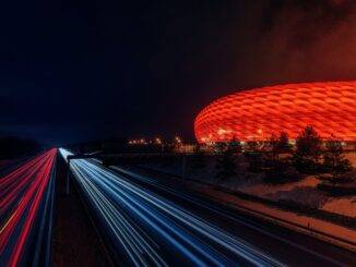 Taxifahrer Jobs: Bei Nacht beleuchtete Autobahn nahe dem FC München Stadion