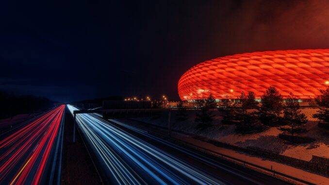 Taxifahrer Jobs: Bei Nacht beleuchtete Autobahn nahe dem FC München Stadion