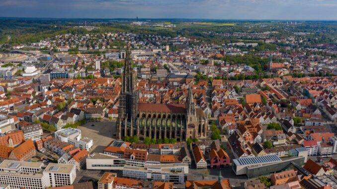 Luftaufnahme der Altstadt von Münster mit dem Prinzipalmarkt, einem beliebten Treffpunkt für Besucher.