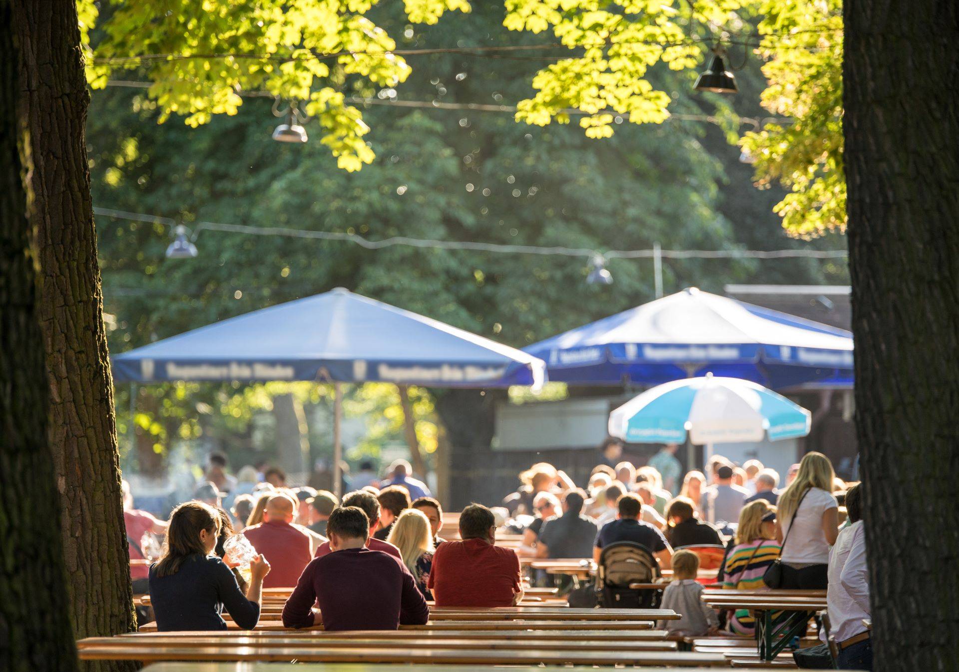 Sommerlicher Biergarten an der Werse in Münster, perfekt für entspannte Stunden mit Begleitung.