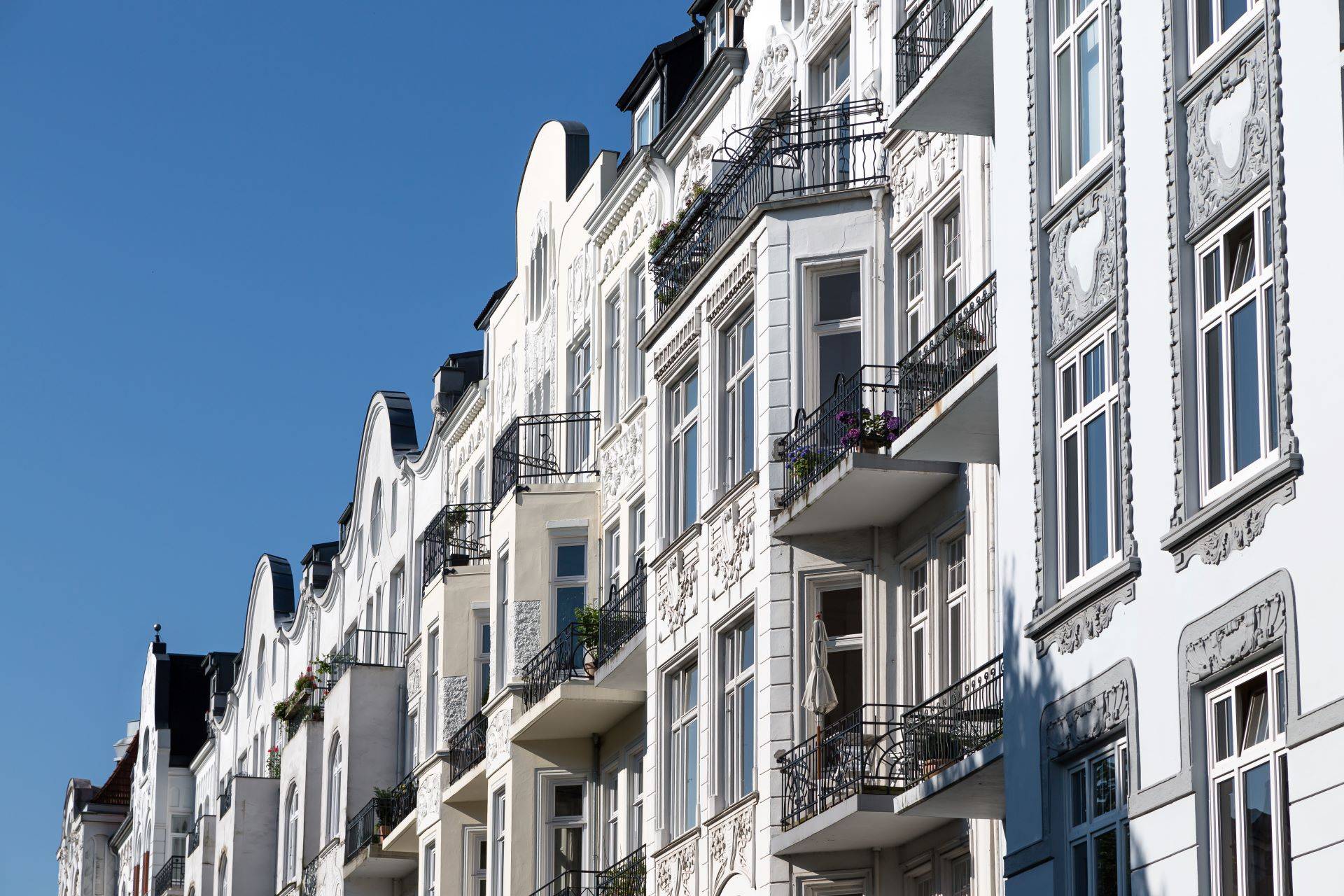 Historische Altbaufassade mit Balkonen in der Stadt