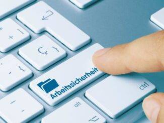 Finger drueckt Taste „Arbeitssicherheit“ – Symbolbild fuer digitale Umsetzung von TRGS 505 Lehrgang online