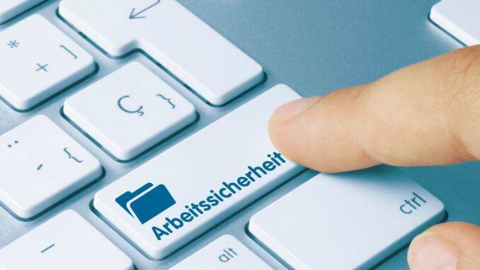 trgs-505-lehrgang-online Finger drueckt Taste „Arbeitssicherheit“ – Symbolbild fuer digitale Umsetzung von TRGS 505 Lehrgang online