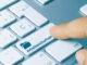 Finger drueckt Taste „Arbeitssicherheit“ – Symbolbild fuer digitale Umsetzung von TRGS 505 Lehrgang online