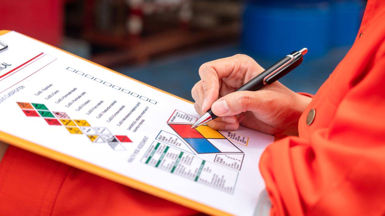 Person bewertet Gefahrstoffe auf Checkliste – Symbolbild fuer TRGS 505 Lehrgang online und sichere Arbeitsprozesse