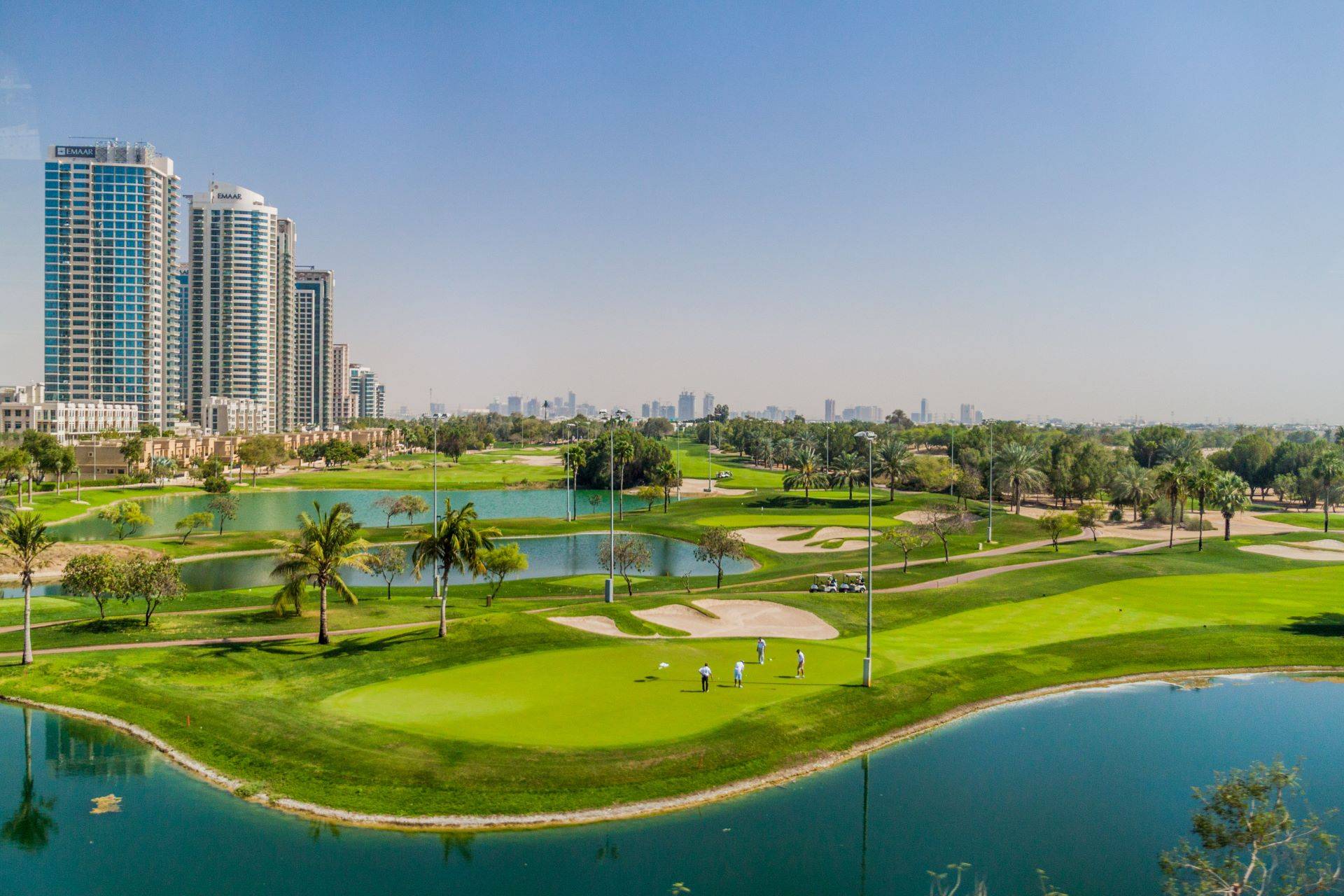 Wohnanlagen in Dubai mit Golfplatz und Wasser