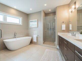 Modernes Badezimmer mit freistehender Badewanne, Glasdusche und hellen Wandfliesen aus Moenchengladbach