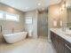 Modernes Badezimmer mit freistehender Badewanne, Glasdusche und hellen Wandfliesen aus Moenchengladbach