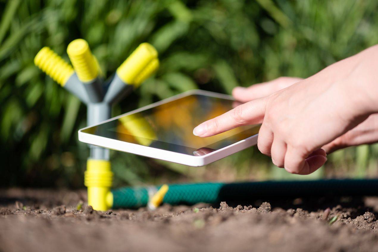 Tablet zur Steuerung eines Bewaesserungssystems im Garten – effizient in Kombination mit einer Brunnenpumpe