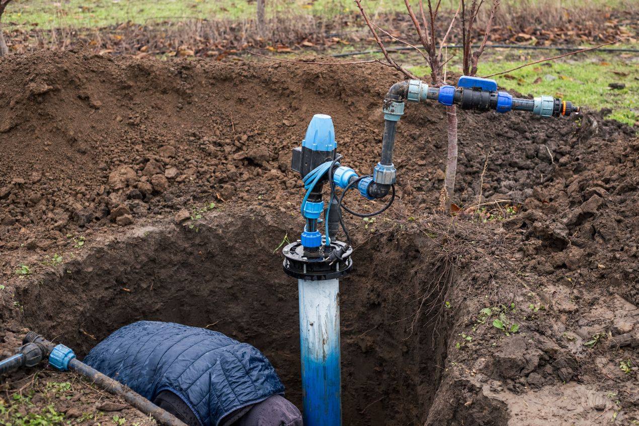 Brunnenpumpe bei der Installation im Garten – nachhaltige Wasserquelle fuer smarte Gartentechnik