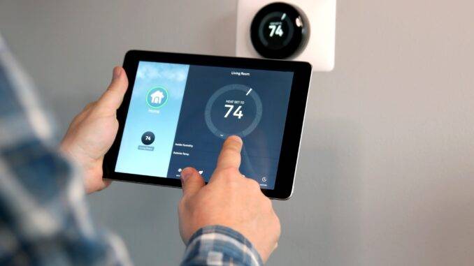 Digitale Heizungssteuerung mit Tablet im Smart Home Tablet steuert Raumtemperatur digital | Wasser Entkalkungsanlage