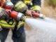 Feuerwehrleute mit Schlauch im Einsatz – Symbolbild fuer aktive Brandwache in Hamburg bei akuter Gefahrenabwehr