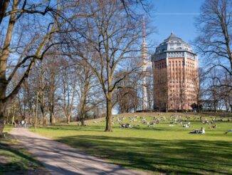 Klassenfahrt Hamburg: Jugendliche im Schanzenpark Hamburg vor dem Wasserturm und Fernsehturm