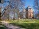 Klassenfahrt Hamburg: Jugendliche im Schanzenpark Hamburg vor dem Wasserturm und Fernsehturm