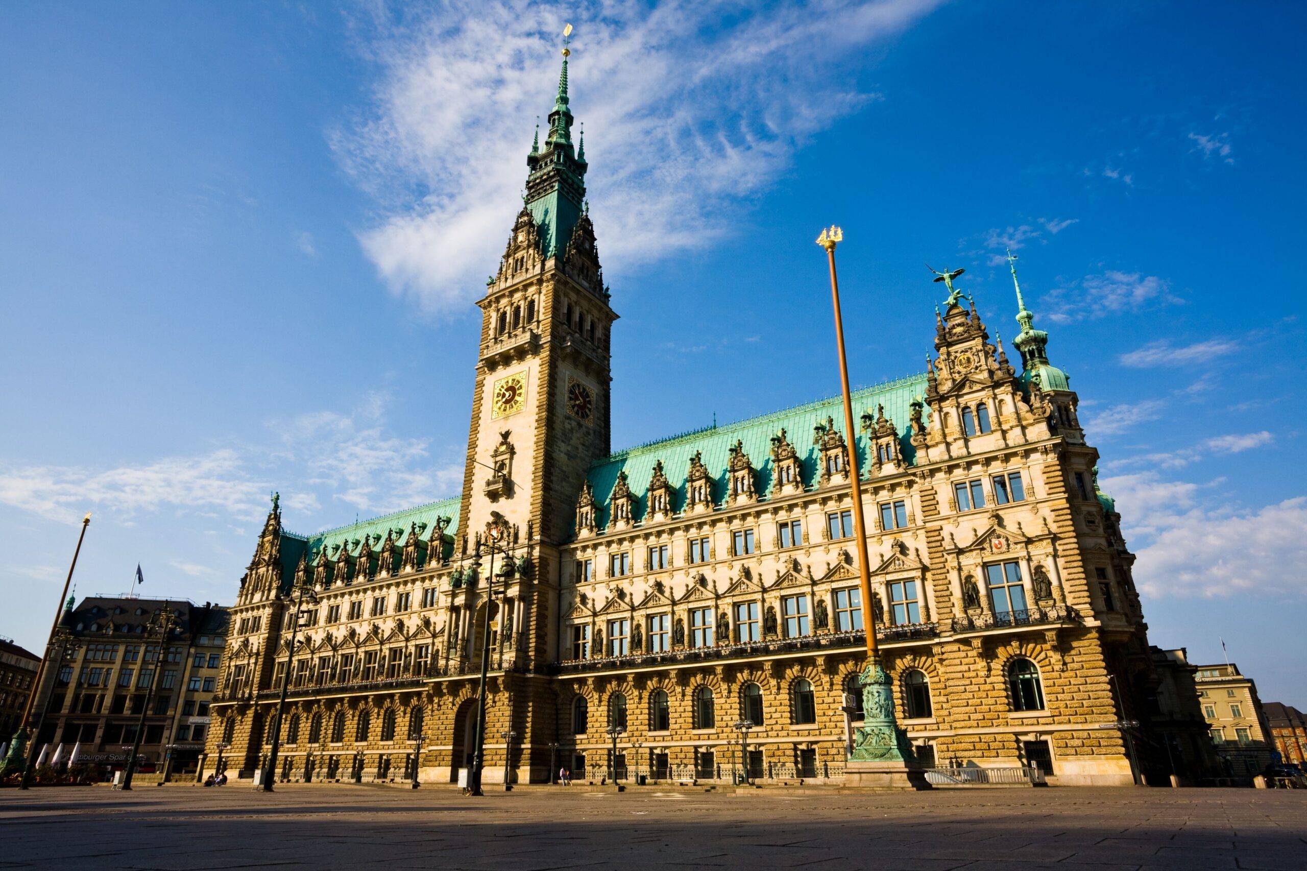 Das Hamburger Rathaus als zentraler Treffpunkt und Orientierungshilfe für Schulklassen während einer Klassenfahrt in der Innenstadt