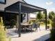 Moderne Terrassenüberdachung aus Aluminium über Sitzgruppe im Garten in Hamburg