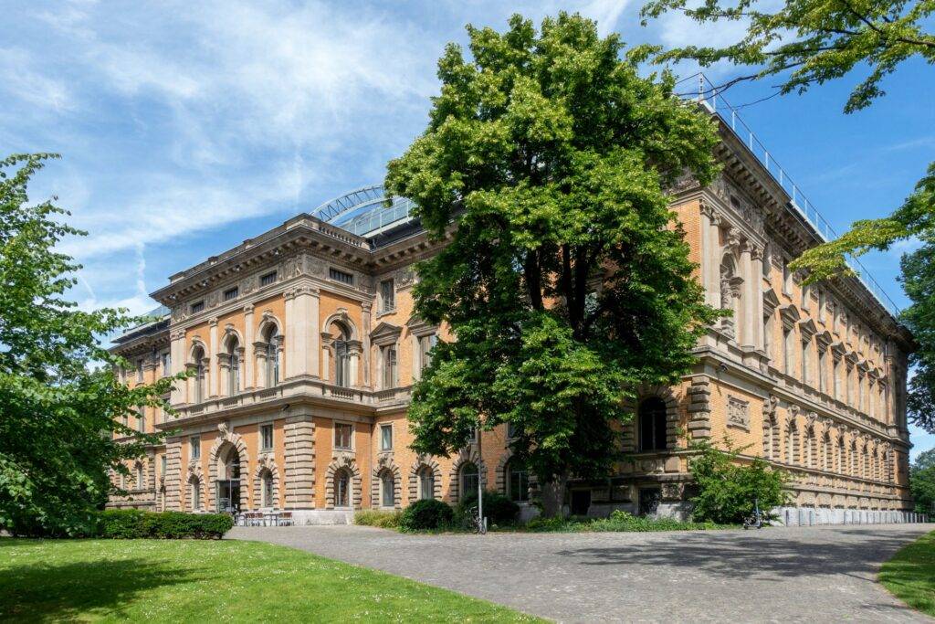 historisches museum duesseldorf im sommer mit baeumen im vordergrund