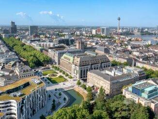luftaufnahme von duesseldorf mit koenigsallee, rhein und medienhafen