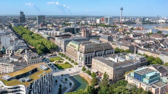 duesseldorf-koenigsallee-vogelperspektive luftaufnahme von duesseldorf mit koenigsallee, rhein und medienhafen