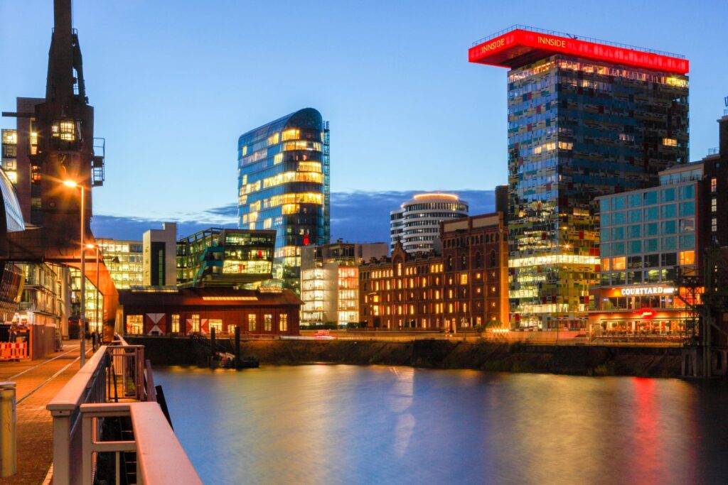 duesseldorfer medienhafen bei nacht mit moderner architektur und spiegelung im wasser
