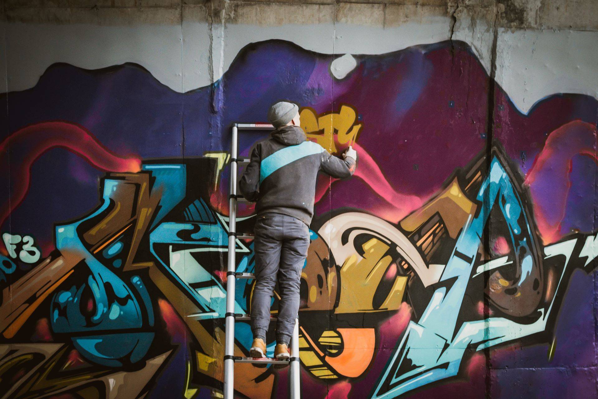 Künstler bei Graffiti Wandarbeit