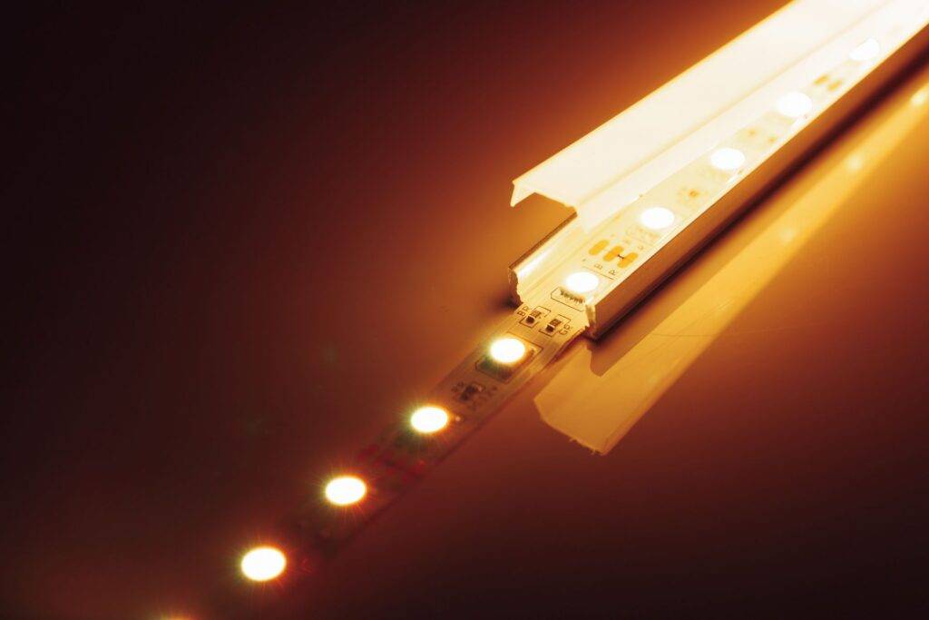 Nahaufnahme eines LED Profils mit warmweisser Lichtfarbe und eingelegtem LED Strip – zeigt Aufbau und Funktion