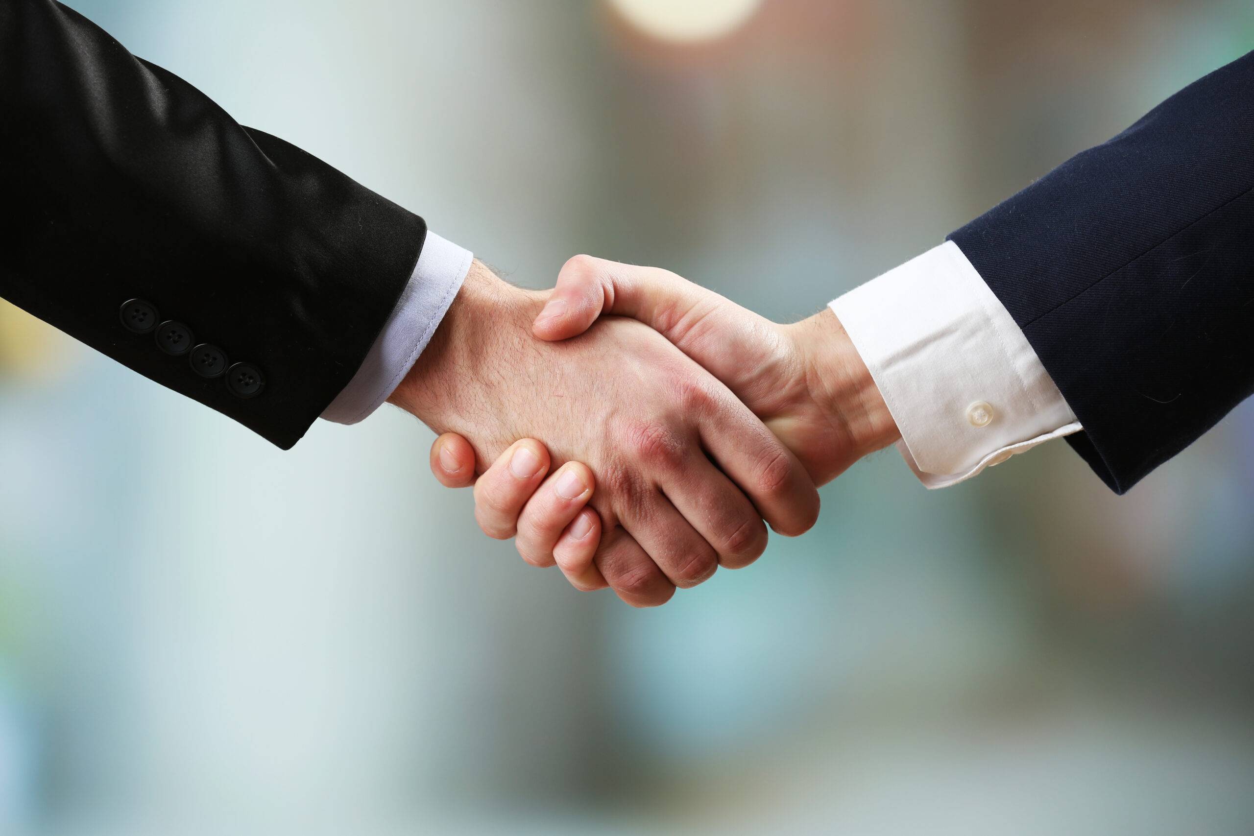 Zwei Männer im Businessanzug beim Handschlag | Preisverhandlung