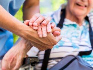 Betreuungskraft hilft alter Dame