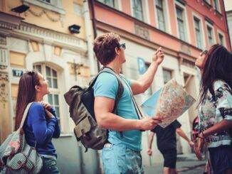 Gruppe junger Touristen schaut auf Karte | Satteltaschen