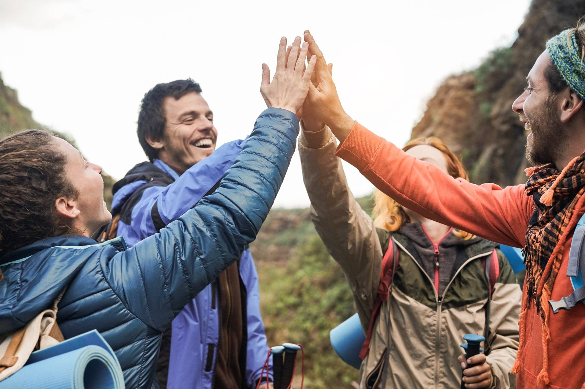 Wandergruppe freut sich mit High-Five | Satteltaschen