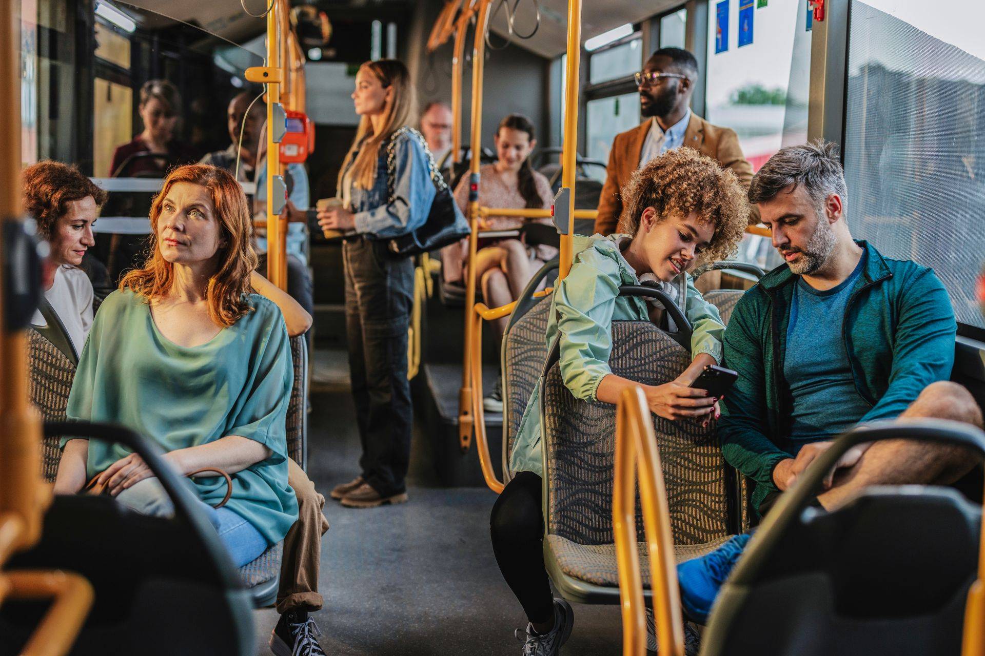 Voller Bus mit wartenden Fahrgästen während der Stoßzeit