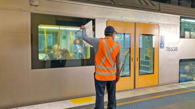 Menschen im Nahverkehr bei der Arbeit in der Stadt